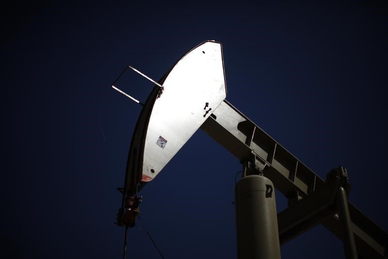 © Reuters. Crude settles weaker in U.S.