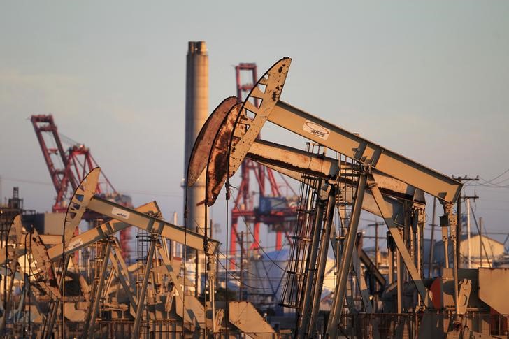 © Reuters. Crude rebounds in Asia