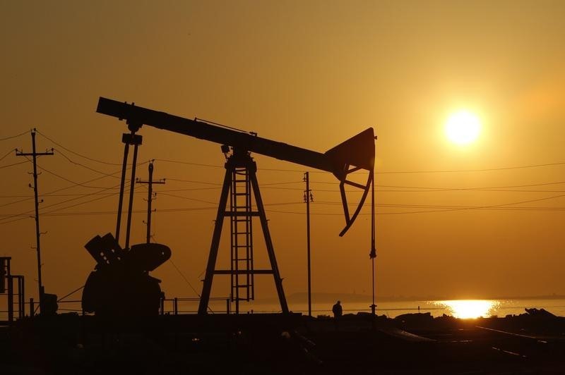 © Reuters. API reports 14.2 million barrlels crude jump