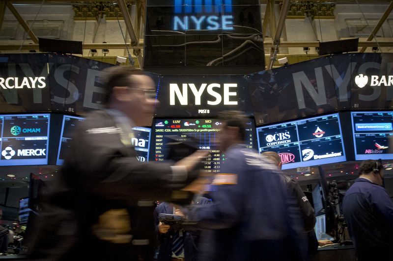 © Reuters. Wall Street heads higher as rallу takes Dow and Nasdaq to new record highs