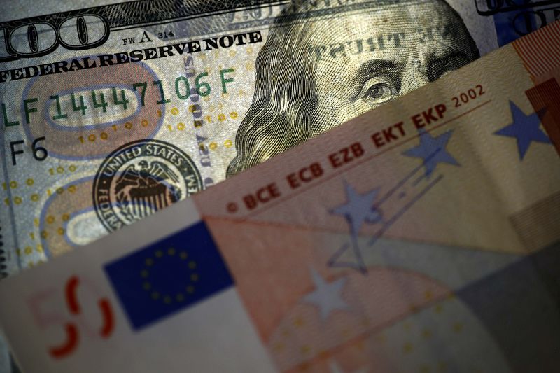 © Reuters. Dollaro poco variato su euro, in calo su yen in attesa discorso Trump