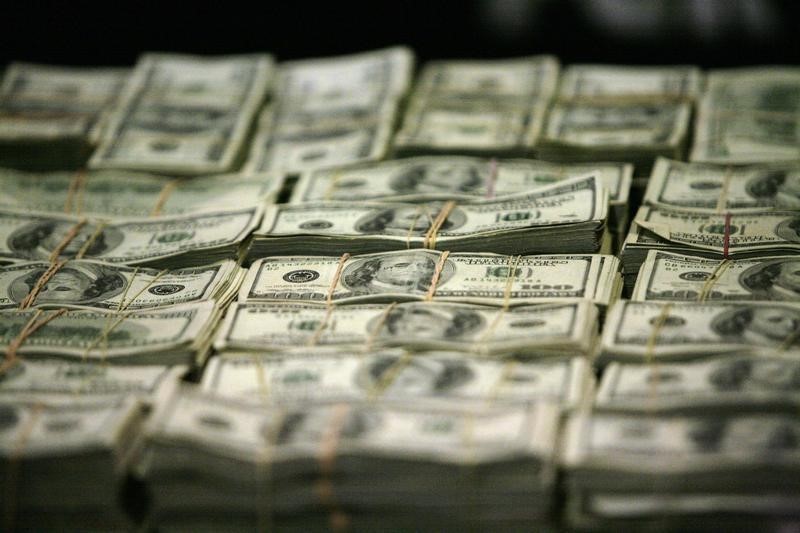 Dollar remains broadly higher on rate hike talk By Investing.com