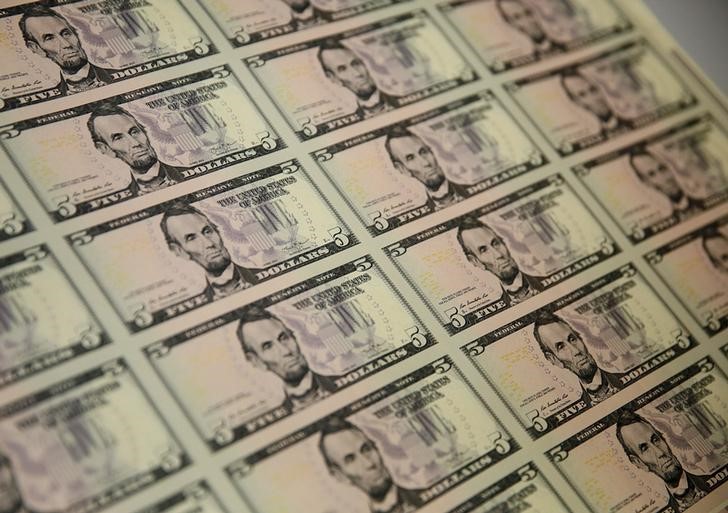 © Reuters. Il dollaro si stacca dal minimo di 7 settimane, e sale contro i rivali 