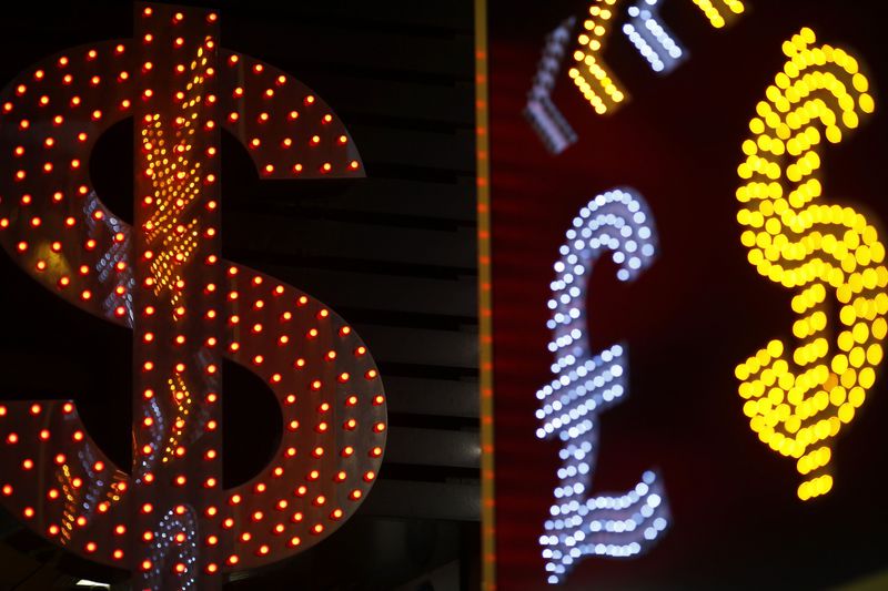 © Reuters. Dollaro debole in attesa discorso Trump, forti yen e franco