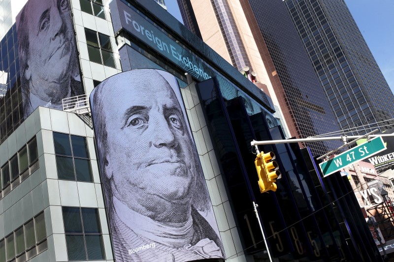© Reuters. Dollaro recupera da minimi in attesa politiche Trump e dati Usa