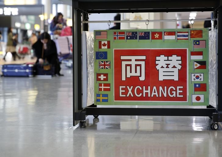 © Reuters. Dollaro risale da minimo 2 settimane e mezzo su yen in attesa discorso Trump