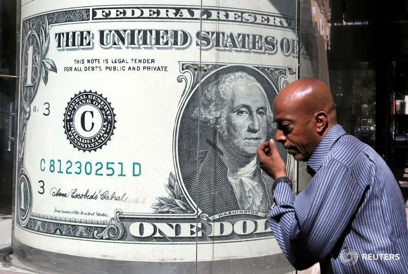 © Reuters. Dollar steady but political tensions in Europe, U.S. limit gains