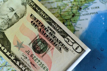Dollar sags as U.S. yields stay low, rate hike expectations fade