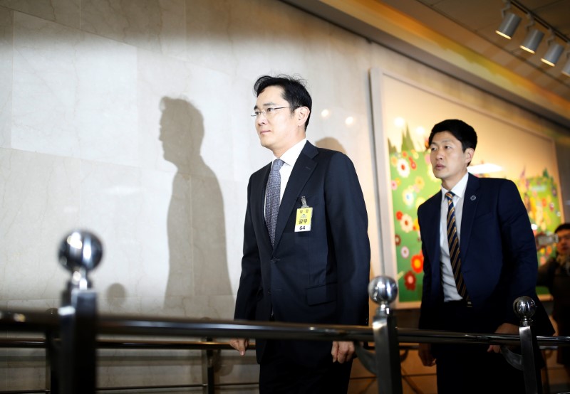 Samsung leader named a suspect in South Korea political probe 