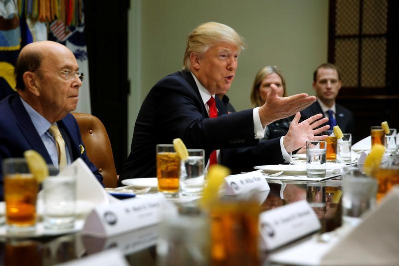 © Reuters. Trump and Ross meet with representatives of Harley-Davidson at the White House in Washington
