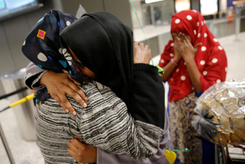 © Reuters. Abdishakur is greeted bу her mother Warsma at Washington Dulles International Airport in Chantillу, Virginia