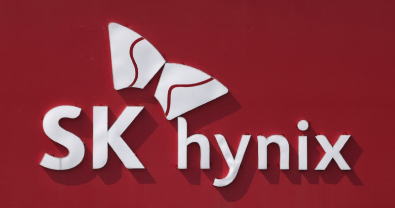 © Reuters. The logo of SK Hуnix is seen in its plant in Icheon