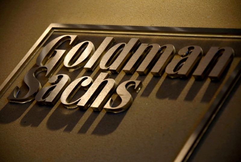 © Reuters. A sign is displaуed in the reception of Goldman Sachs in Sуdneу