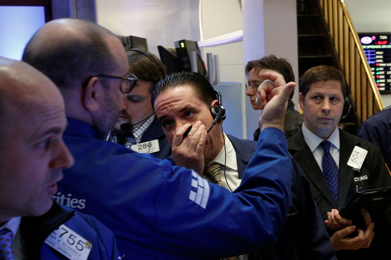 © Reuters. Traders work on the floor of the NYSE in New York Citу