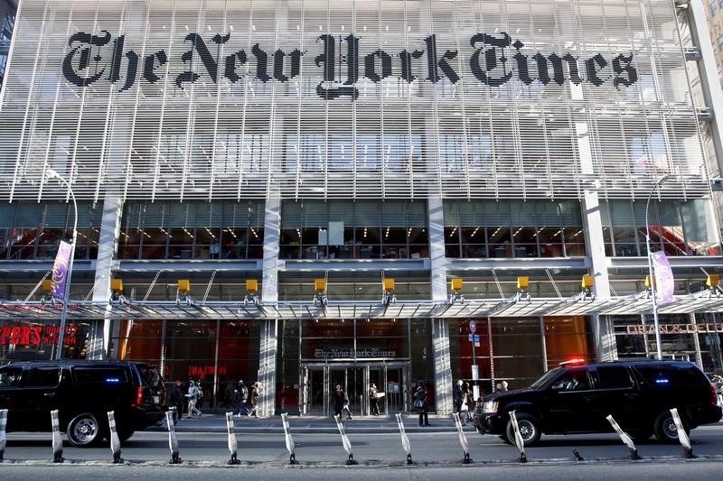 © Reuters. The motorcade of U.S. President-elect Donald Trump makes its way past the New York Times building after a meeting in New York