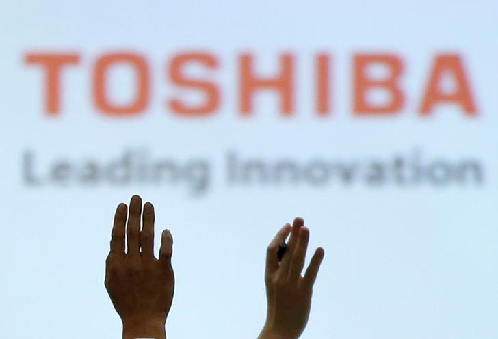 © Reuters. FILE PHOTO - Reporters raise their hands for a question during a news conference by Toshiba Corp CEO Satoshi Tsunakawa and other senior sompany officials at the company's headquarters in Tokyo, Japan